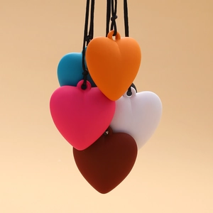 Détail de pendentifs en forme de cœur colorés en orange, rose, bleu, blanc et marron
