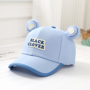 Détail d'une casquette bleue pour bébé avec oreilles d'ours 3D et broderie lettrée