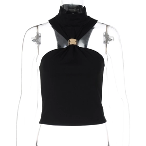 Détail du haut dos nu avec anneau métallique doré et texture en maille noire sur le col