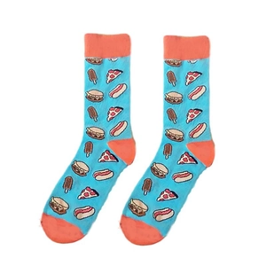 Détail de chaussettes en coton bleu avec talons orange et motifs de fast-food
