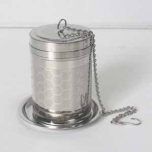 Detailansicht eines SUS304 Edelstahl Teefilters mit Hexagonal-Netz und Kette