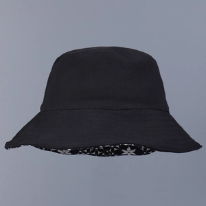 Détail d'un chapeau bob en coton avec coutures de bord renforcées et motif floral interne