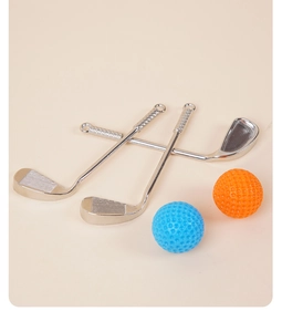 Détails macro de mini-clubs de golf en métal avec balles de golf orange et bleues texturées
