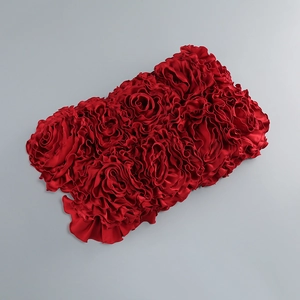Détail du tissu à fleurs 3D rouges avec textures plissées complexes et fini satiné