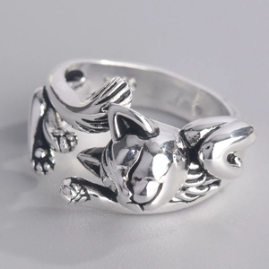 Macro shot of silver retro cat ring with polished 3D kitten features and open band