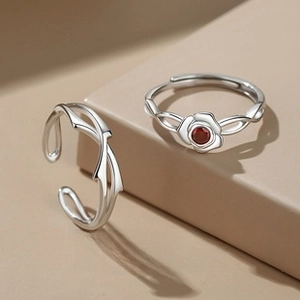 Detailansicht des s925 Silberrosenrings mit rotem Zirkon und verstellbarem Zweigband