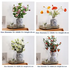 Vista dettagliata di quattro vasi in ceramica bianca e blu con dimensioni e fiori
