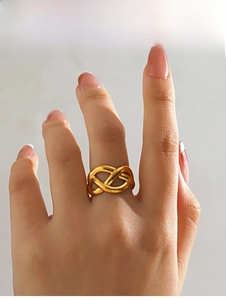 Detailed view of the 18K gold plated intertwined cable ring on a female finger