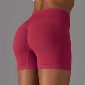 Dettaglio degli shorts da yoga senza cuciture a vita alta rosa rosso con design scrunch