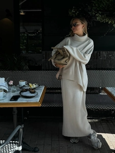 Ensemble en tricot français crème avec pull à col roulé oversize et jupe midi élégante
