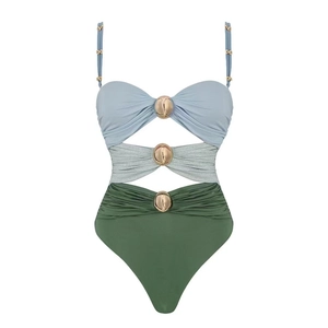 Détail d'un maillot de bain découpé avec panneaux tricolores et attaches dorées en métal