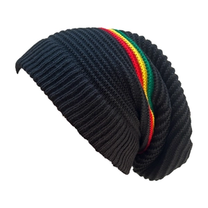 Detail der lockeren schwarzen Strickmütze mit rot-gelb-grünen Reggae-Streifen
