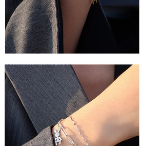 Detailsicht des doppellagigen Punk-Skelett-Hasen-Anhängers Armbands in Silberoptik