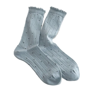 Chaussettes bleu clair à pois noirs et bords volantés pour un style minimaliste japonais