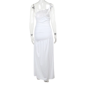 Détail d'une robe blanche à une épaule avec texture froncée élégante et coupe ajustée