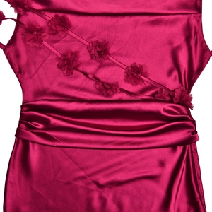 Détail d'une robe en satin bordeaux avec bretelles fleuries et taille plissée élégante