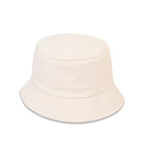 Détail du bob enfant blanc cassé montrant la toile de coton épaisse et les coutures renforcées