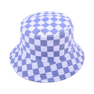 Gros plan détaillé du chapeau bob à carreaux bleu et blanc avec texture en coton