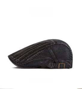 Vista laterale del cappello newsboy in denim lavato con fibbia in metallo