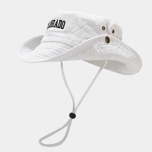 Détail d'un chapeau de soleil blanc avec broderie Colorado et cordon de serrage ajustable