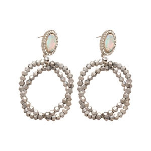 Boucles d'oreilles pendantes rondes argentées avec cristaux irisés et strass brillants