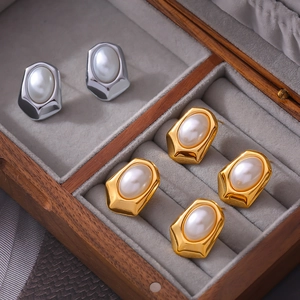 Geometrische Sechseck Ohrstecker mit ovaler Kunstperle, 18k vergoldet, Vintage-Stil