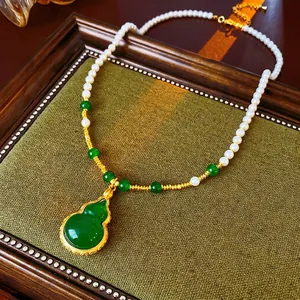 Collier style chinois moderne avec pendentif en agate verte et chaîne de perles blanches