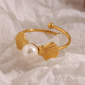 Détail macro de la bague plaquée or 18 carats avec perle élégante et motif coquillage