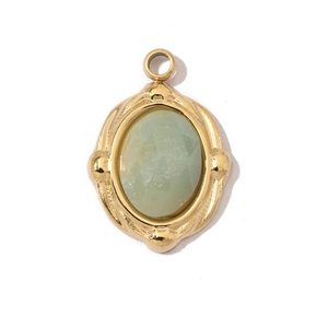 Vue détaillée du pendentif vintage doré avec une pierre naturelle ovale vert clair