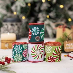 Nahaufnahme von vier Rollen Weihnachtsband mit Zuckerstangen-Muster und Glitzerdekor