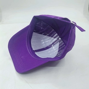 Détail de l'intérieur de la casquette de baseball violette avec renfort et boucle