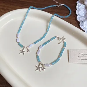 Parure collier et bracelet en perles bleu ciel avec pendentifs étoile de mer et coquillage