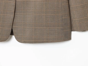 Détail du blazer à carreaux marron classique avec texture fine et coutures précises