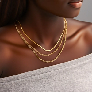 Detail der mehrlagigen Schlangen- und Seilketten aus Gold am Model mit hohem Metallglanz