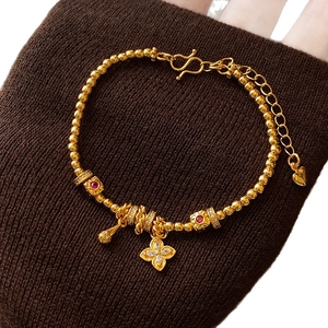 Bracelet plaqué or 24K avec pendentif trèfle en zircon et pierre précieuse rouge