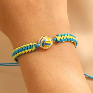 Gedetailleerde opname van een handgeweven volleybal sportarmband met blauw en geel nylon koord
