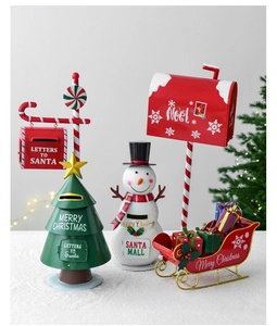 Dettagli di cassette postali natalizie in metallo e slitta con luci calde festive