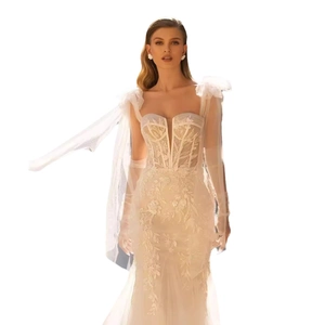 Abito da sposa a sirena con spalle scoperte, ricami in pizzo e strascico in tulle