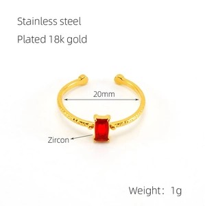 Dimensions détaillées de la bague en acier plaqué or 18k avec zircon rouge