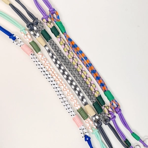 Primer plano de varios patrones tejidos de colores en correas de nailon ajustables