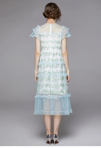 Détail du dos d'une robe de bal en tulle brodé bleu clair avec une texture élégante