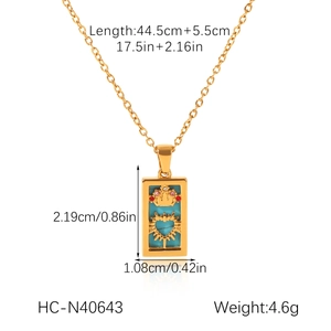 Dettagli e dimensioni della collana tarocchi oro 18k con intarsio in pietra blu