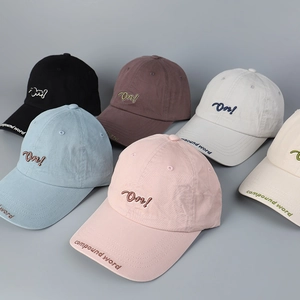 Vista detallada de seis gorras de béisbol de colores con bordado en relieve 'On!'.