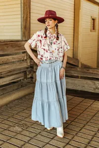 Dettaglio di gonna lunga in denim a balze in stile western con balze a strati e lavaggio vintage