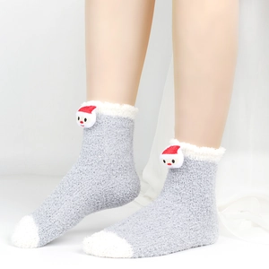 Detail von grauen Plüsch-Socken mit 3D Weihnachtsmann und weißen Akzenten am Zeh