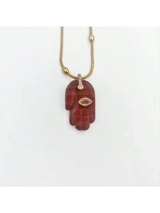 Detalle del colgante de mano de Fátima con piedra natural roja y motivo de ojo turco