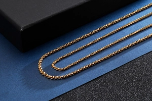 Detailansicht einer mehrlagigen goldenen Edelstahl O-Kette mit glänzendem Metalleffekt