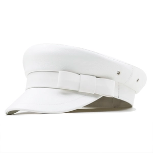 Casquette de marin en cuir PU blanc avec nœud et œillets métalliques sur fond blanc