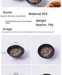 Détail macro d'un pendentif bol de soupe au bœuf miniature avec ingrédients réalistes