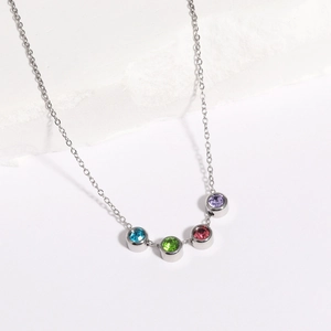 Détail du collier argenté orné de cinq pendentifs ronds en zircon arc-en-ciel éclatant